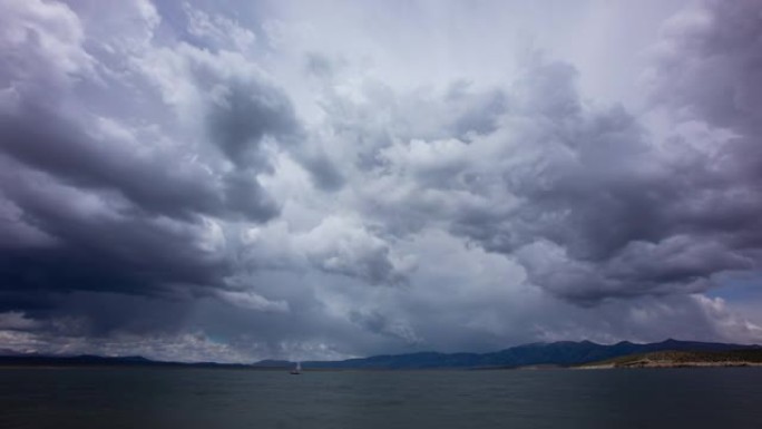 时间流逝-湖面暴风雨云的全景