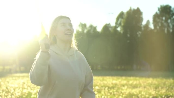 打羽毛球的年轻女子