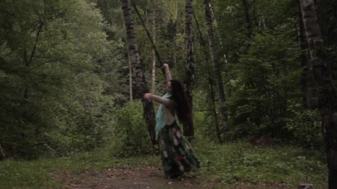 年轻女子在森林里跳舞和旋转。