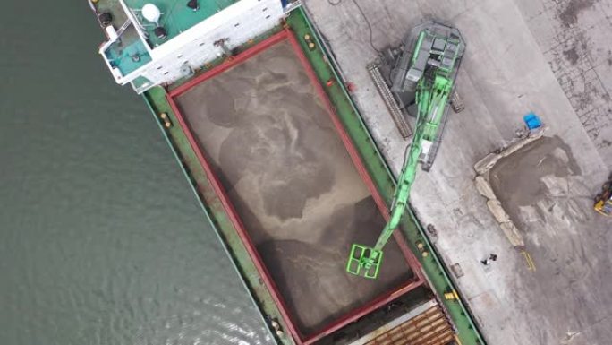 国际港口装载水泥的货船的4k分辨率。