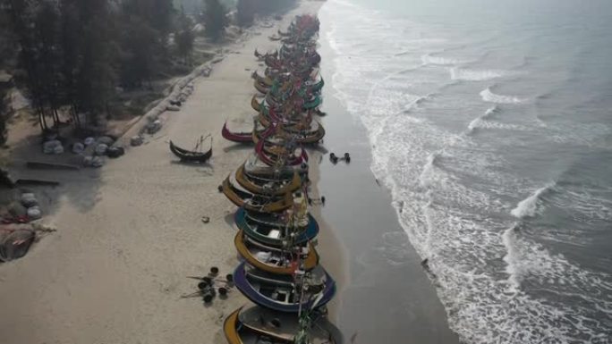 孟加拉国吉大港传统渔船鸟瞰图。