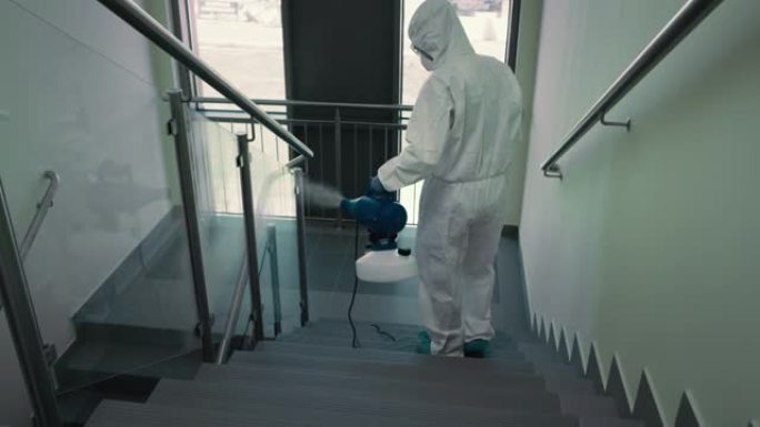 环卫工人消毒楼梯的视频。用8k的红氦相机拍摄。