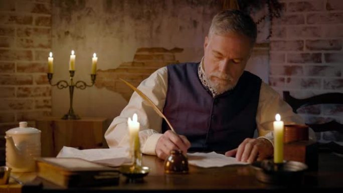 18世纪一个舒适的场景，由火光和烛光照亮，一个18世纪的商人用鹅毛笔手写信件。