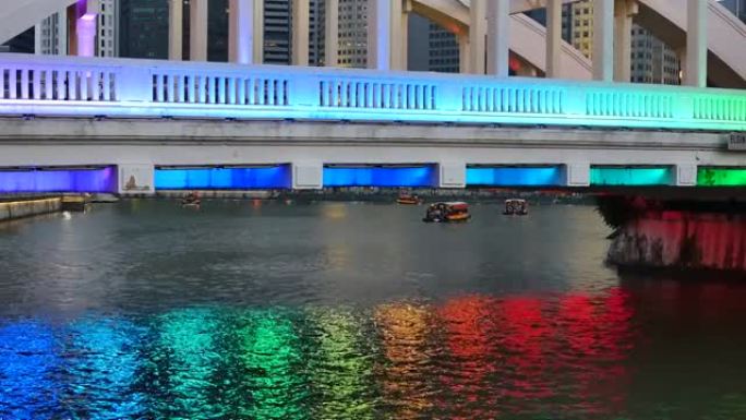 新加坡的埃尔金大桥和灯光在水中反射