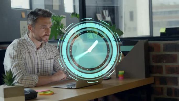 时钟在办公室使用笔记本电脑快速移动的动画