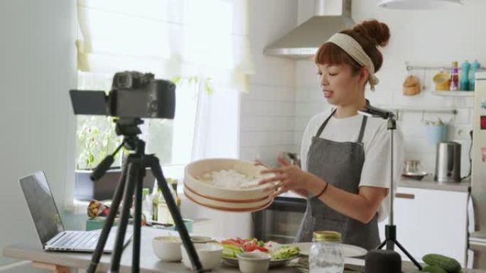 日本女厨师向她的虚拟活动班展示如何在hangiri制作寿司饭