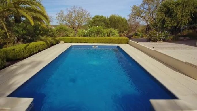 住宅附近的豪华游泳池，带花园，为游客提供清水。在前面运动。