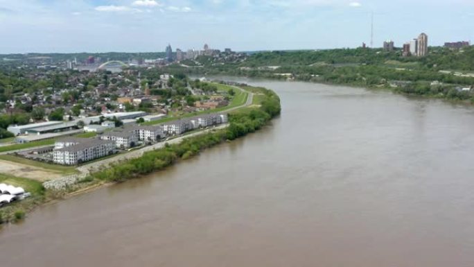 俄亥俄州辛辛那提河的鸟瞰图，以市中心为背景