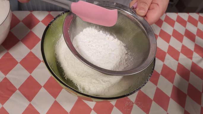 厨房秤称面粉筛入蛋糕胡烘焙做蛋糕 (4)