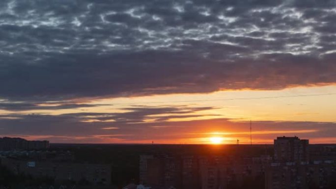 城市上空的日出有云