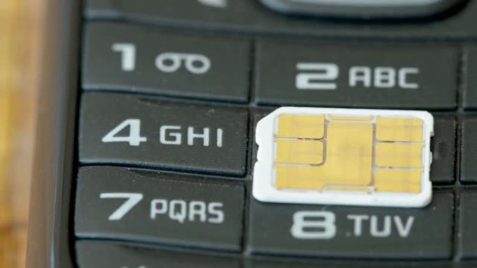 爱沙尼亚键盘顶部的小型sim卡