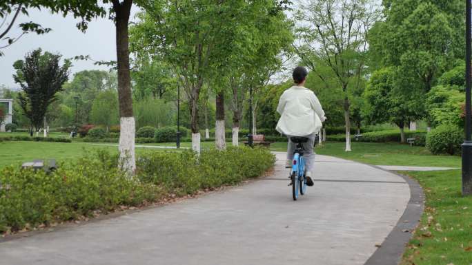 户外女生走路骑行