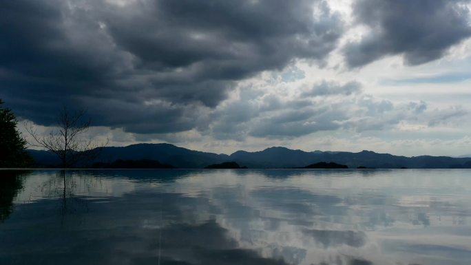 雨前天空乌云流动湖面水波延时