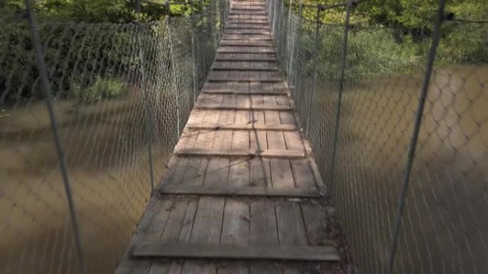 乡下过河的旧行人悬吊木索桥