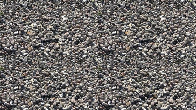 石头慢慢落在地上的砾石上。