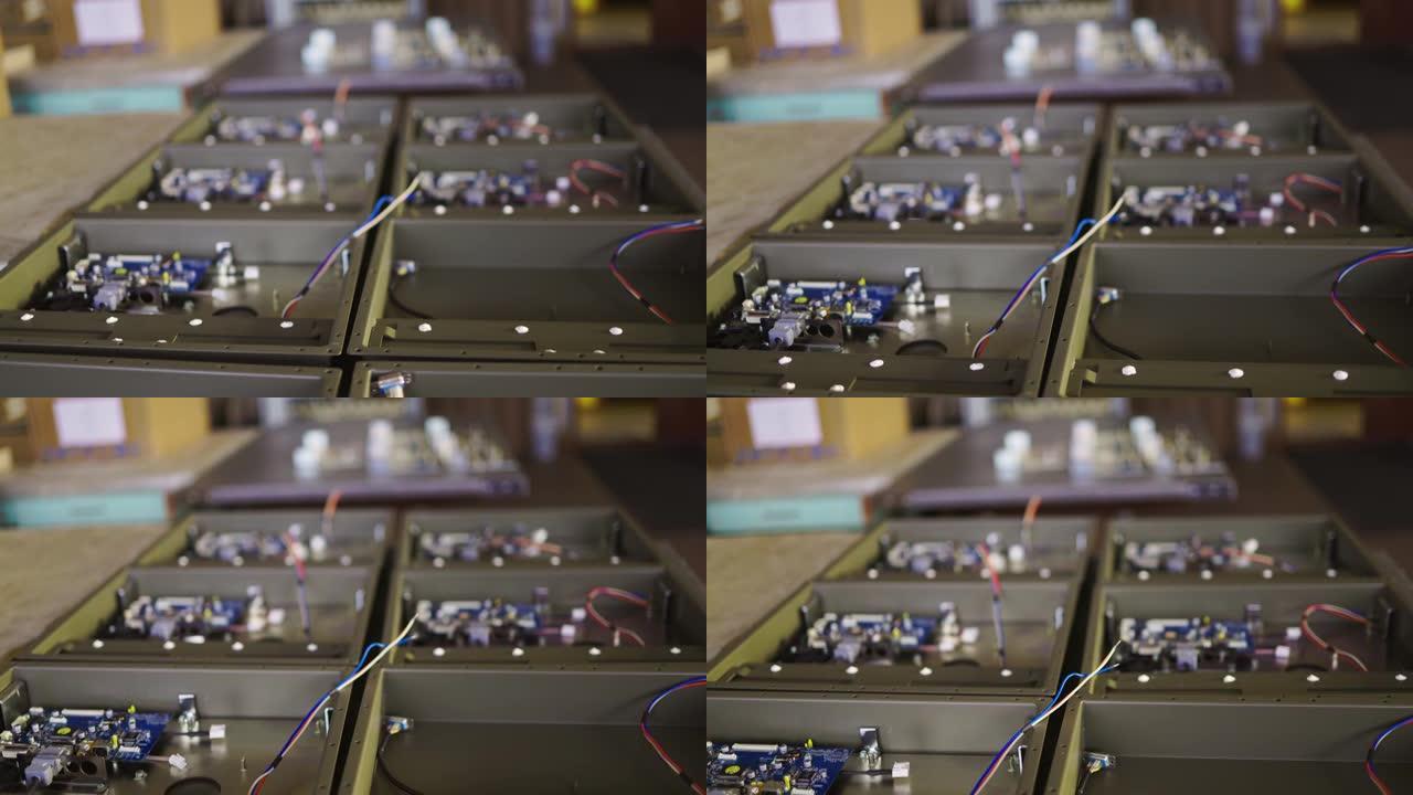 车间实验室中金属组件和微电路的滑块拍摄