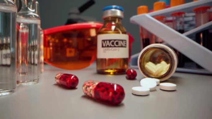 放大冠状病毒疫苗瓶和安瓿的微距拍摄