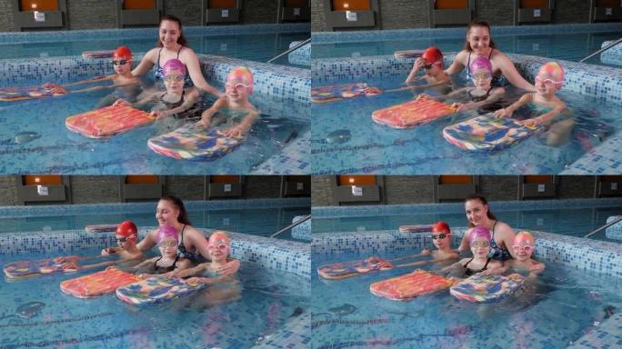 游泳课上游泳池里游泳教练和小孩的肖像