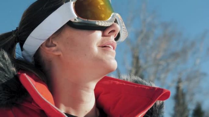 戴着滑雪面具的肖像女人深呼吸纯山空气享受时刻
