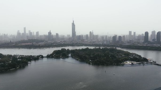 南京沙尘暴下的玄武湖