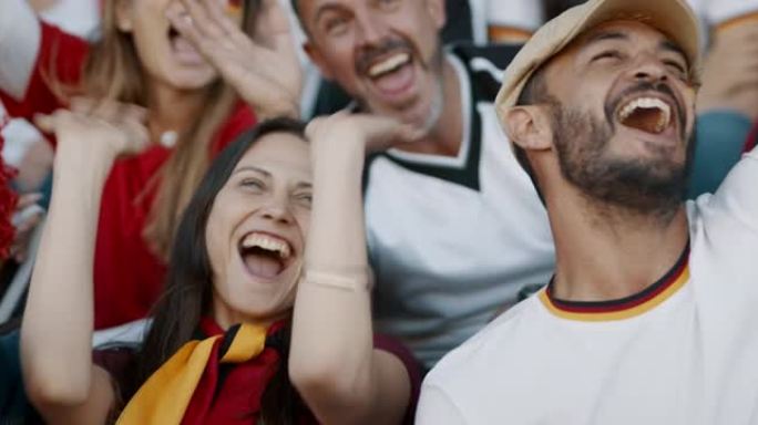 德国足球球迷在现场比赛中玩得很开心