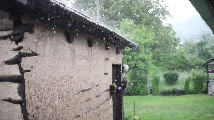 村子里的雨正在下。