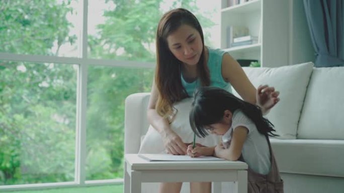 一位亚洲母亲在家教女儿
