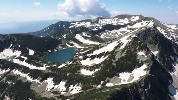 保加利亚皮林山Kremenski湖和德扎诺峰的鸟瞰图