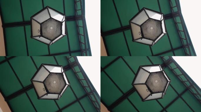 一座老建筑入口处挂着灯笼的特写镜头。从下面拍摄