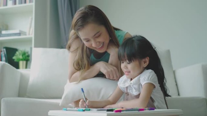 一位亚洲母亲在家教女儿