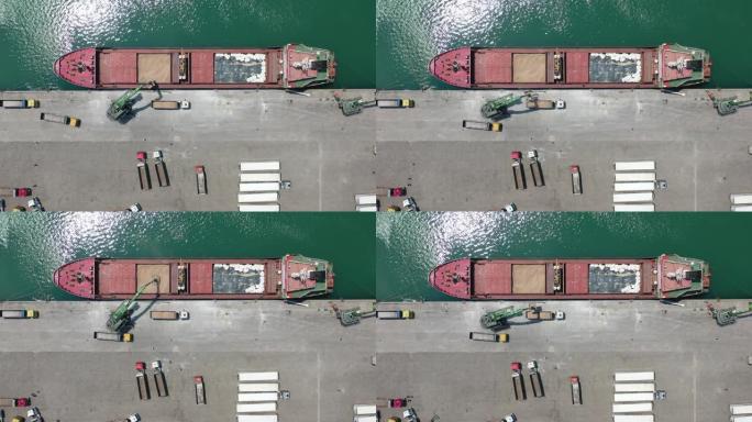 国际港口装载谷物的货船的俯视图。