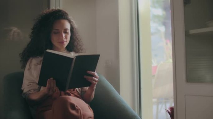 混血女人在窗边读书