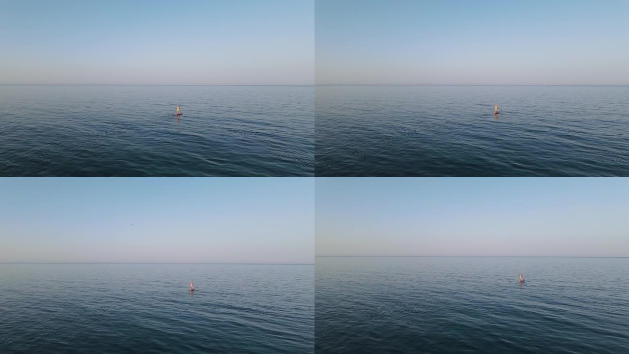 夏天，男人在海边站起来划板