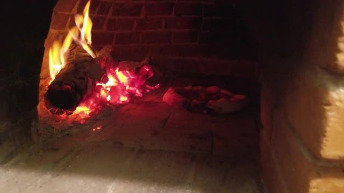 比萨饼在木烤箱里烹饪