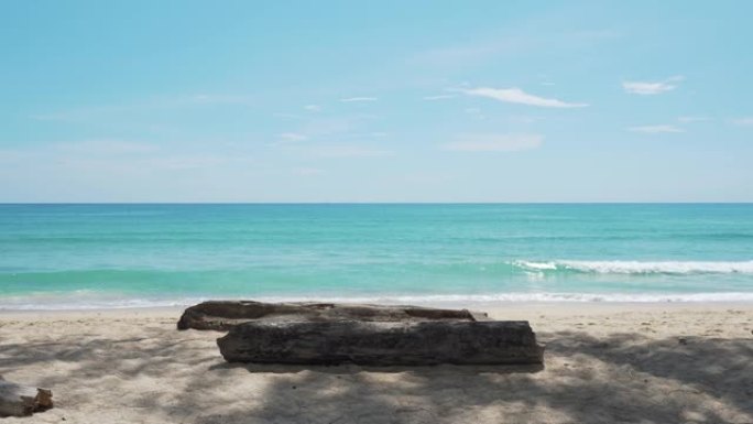 文本空间，卡马拉海滩普吉岛，泰国海滩上的木锤没有人。