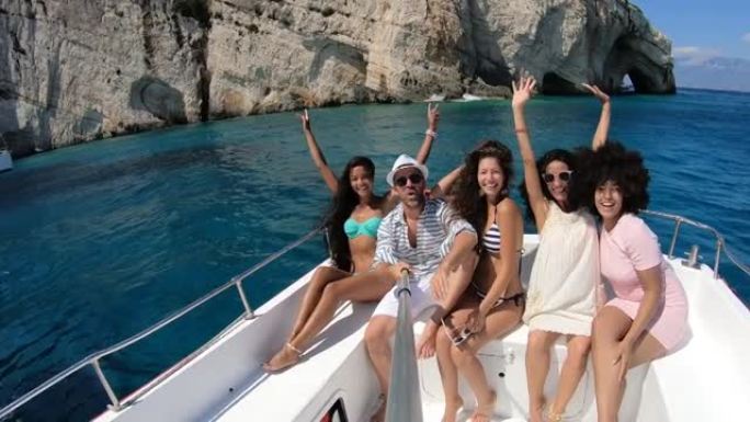 在扎金索斯希腊，朋友在船上自拍和享受暑假的4k视频