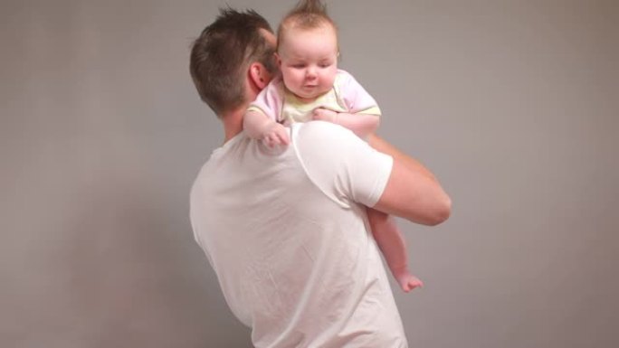 活跃的父亲抱着小女孩的手臂。平静的奇思妙想密切接触者。