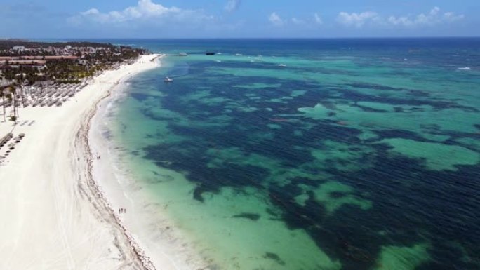 在Caribe从Idylic海滩海拔100米处拍摄的无人机