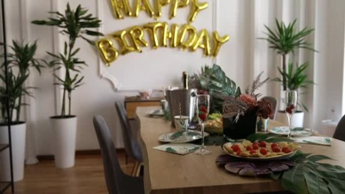 在家庆祝派对的生日装饰和餐桌布置