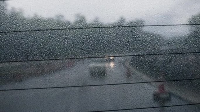 在建高速公路上的雨天。从后公共汽车车窗观看。