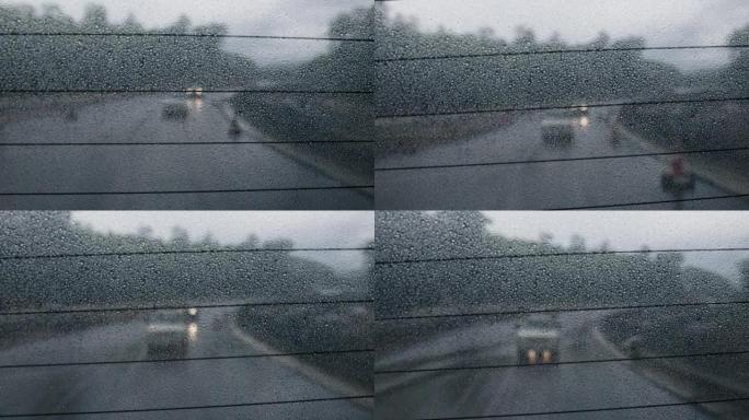在建高速公路上的雨天。从后公共汽车车窗观看。