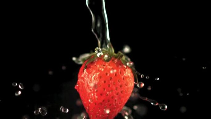旋转草莓上的超慢动作滴水。以1000 fps的高速相机拍摄。