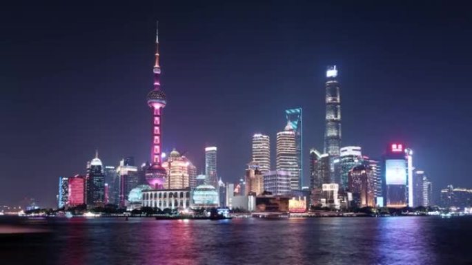 从外滩到晚上的上海天际线，摩天大楼和地标，船只在黄浦江上航行，延时4k镜头。