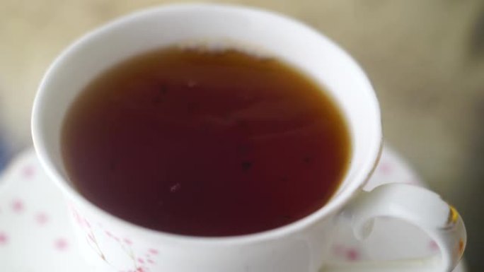 宏将新鲜的黑锡兰茶倒入白瓷杯，柠檬4K