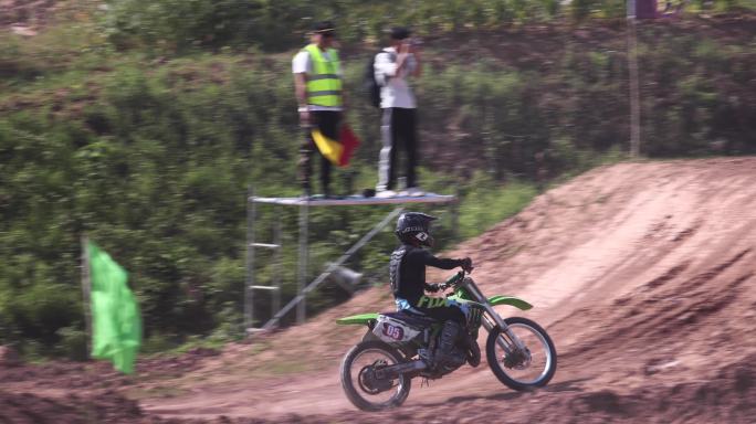 摩托车越野摩托车赛车手越野跨越土坡特写