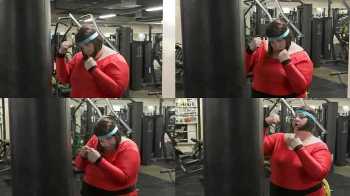 女人在健身房用出气筒训练。