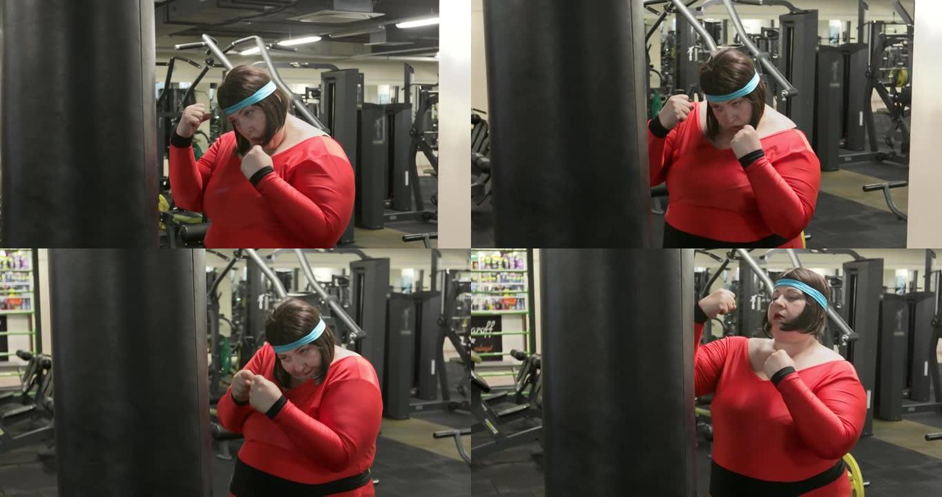 女人在健身房用出气筒训练。