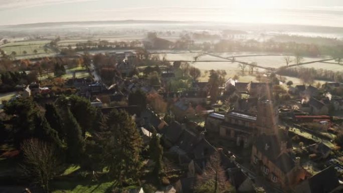Cotswolds村庄的空中无人机视频，英国乡村田野和风景，以及英国住房市场中的房屋，财产和房地产，
