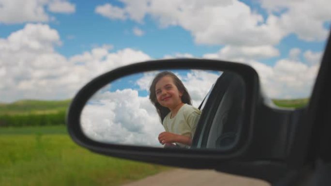 小孩在旅行时从开着的车窗做梦。夏季家庭旅行