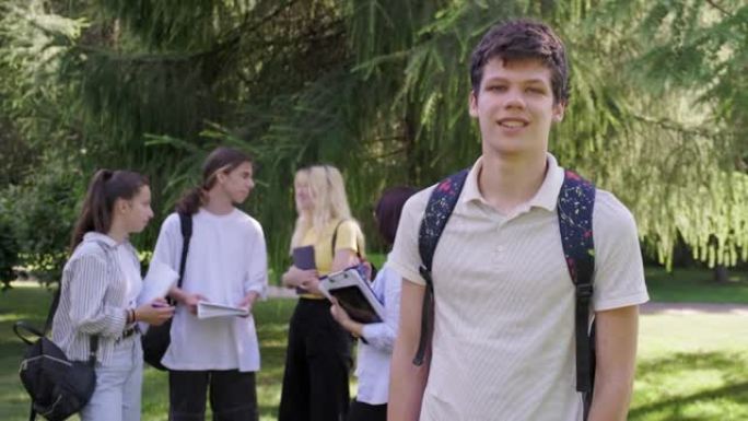 男生16岁，17岁，背着背包，在学校公园